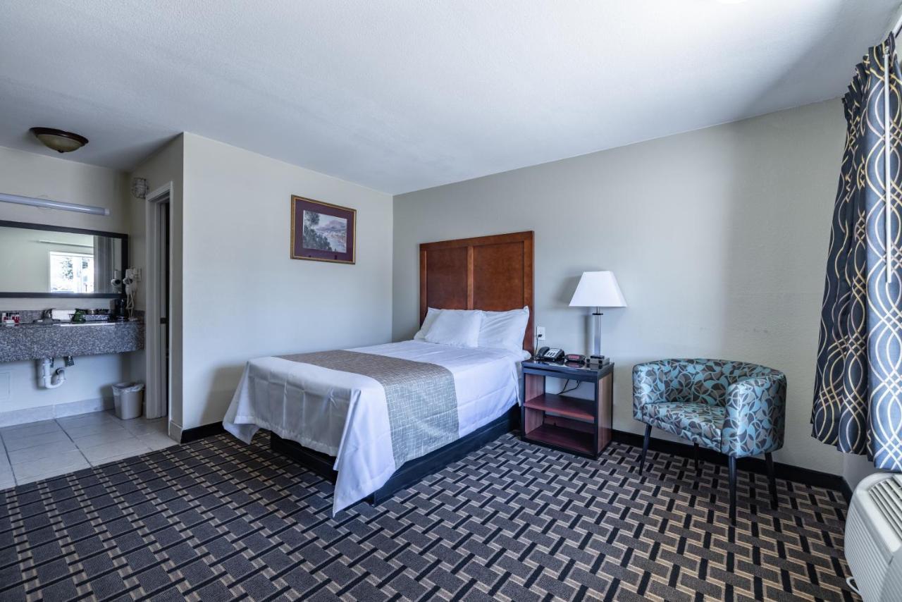 Travelodge By Wyndham Jackson I-40 Exit 82 Экстерьер фото